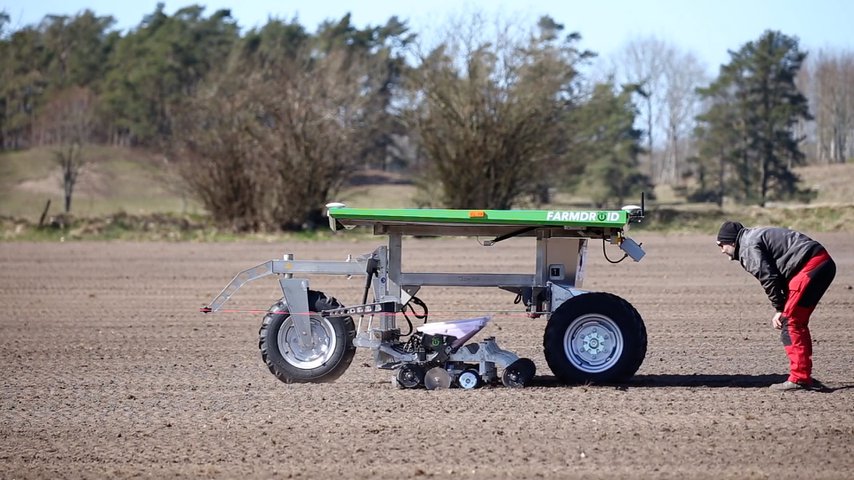 Roboten Farmdroid ska både så och rensa