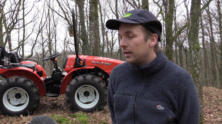 En vingårdstraktor i skogen